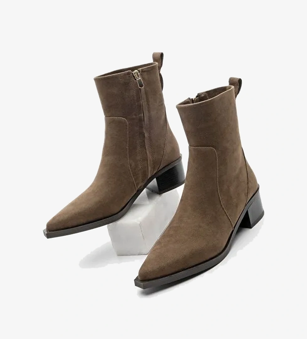 Kadın Sivri Burun Altın Detaylı Topuklu Bot Kenor Kahve Süet - Görsel 1