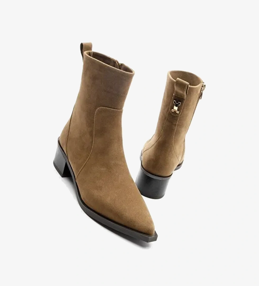 Kadın Sivri Burun Altın Detaylı Topuklu Bot Kenor Taba Süet - Görsel 1