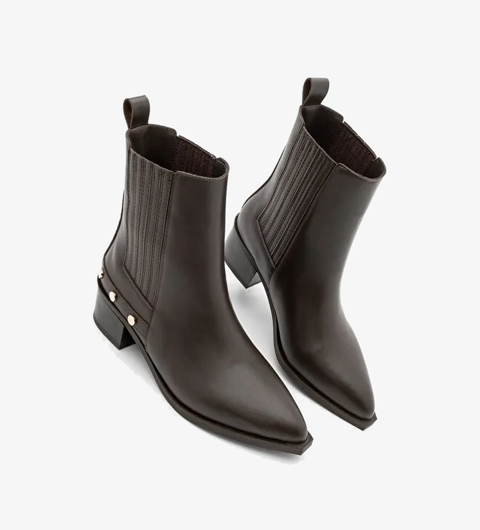 Kadın Sivri Burun Chelsea Çift Lastikli Troklu Zımbalı Topuklu Bot Alura Kahve - Görsel 1