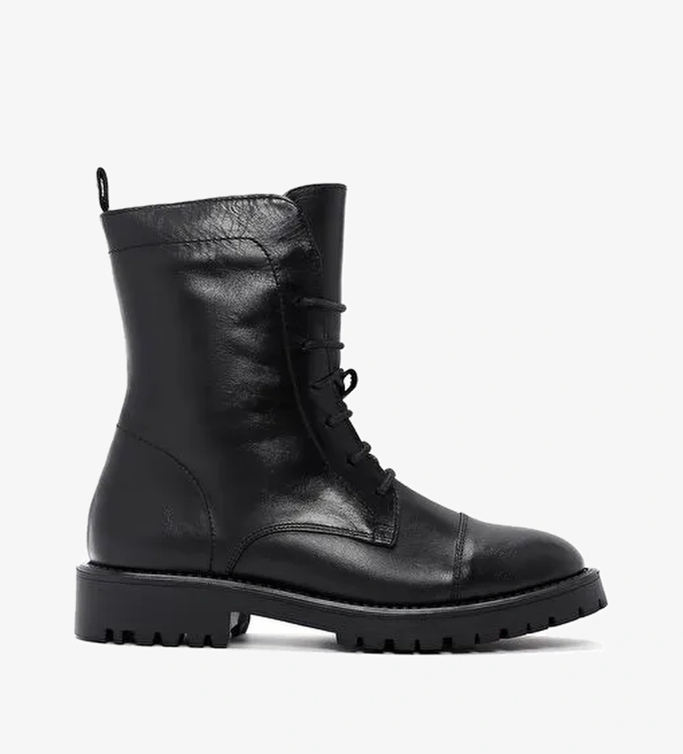 Kadın Siyah Bağcıklı Fermuar Detaylı Deri Postal Bot 25WFD150818 - Görsel 1