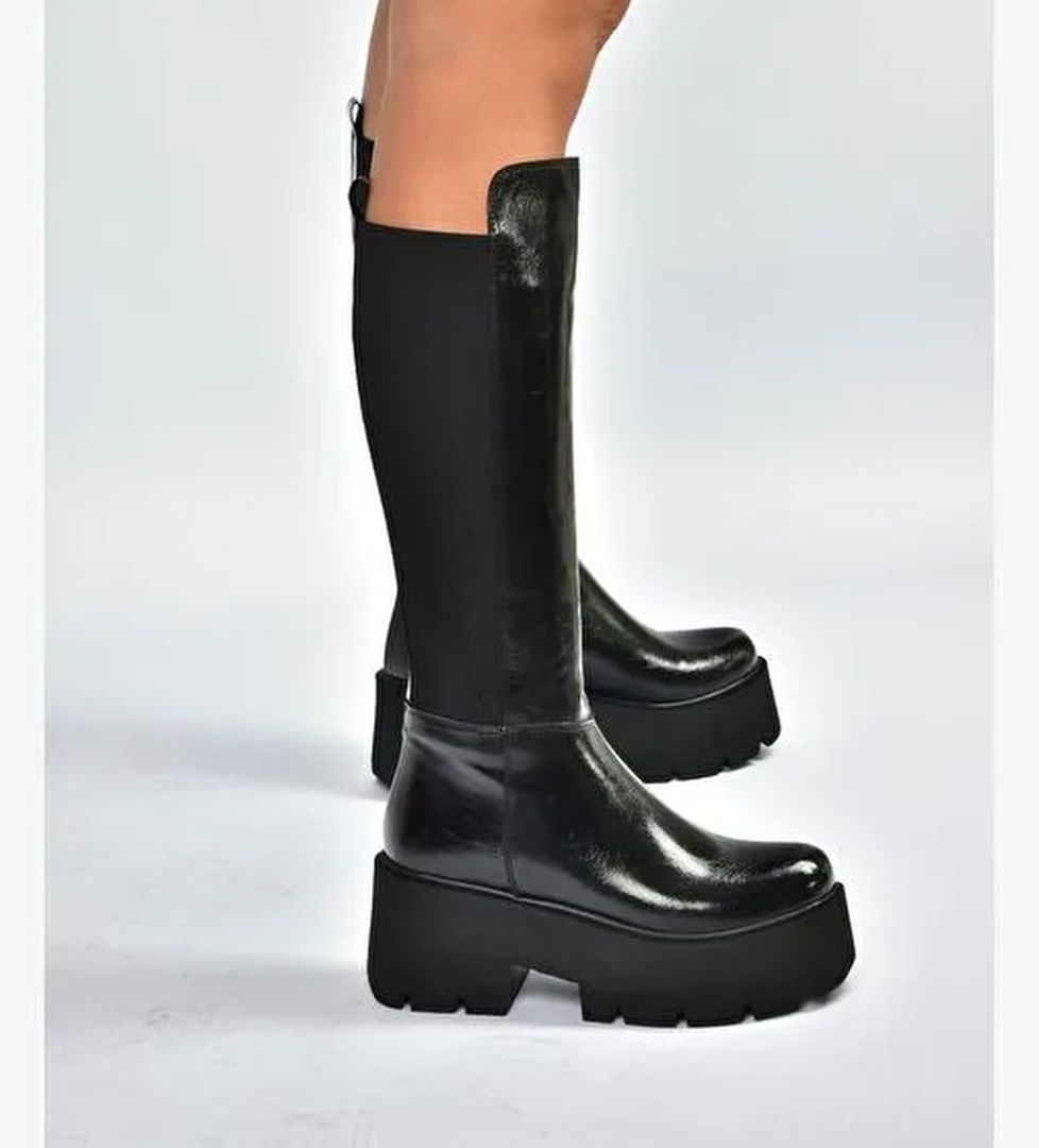 R820060760 Siyah Rustik Kalın Tabanlı Arkası Lastik Detaylı Kadın Çizme - Görsel 1