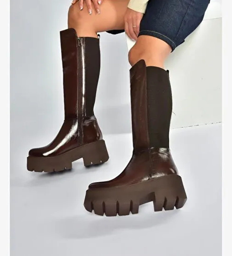 R820060760 Kahverengi Rustik Kalın Tabanlı Arkası Lastik Detaylı Kadın Çizme - Görsel 1