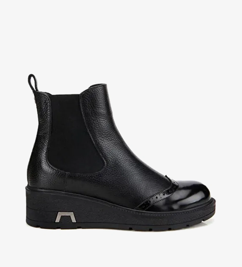 Kadın Deri Siyah Lastik Detaylı Dolgu Topuklu Bot 01BOH313380A100 - Görsel 1