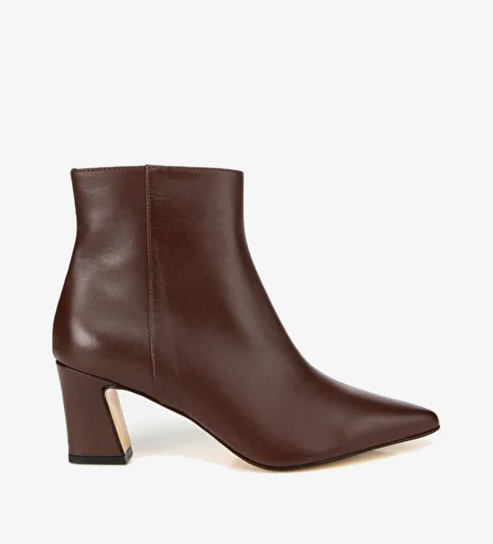 Kadın Deri Kahverengi Sivri Burunlu Bilekte Topuklu Bot 01BOH312690A480 - Görsel 1