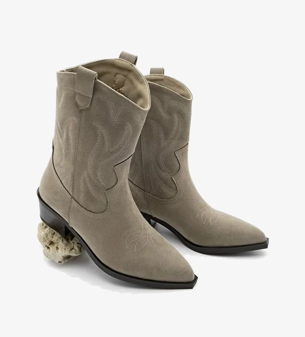 Kadın Sivri Burun Nakışlı Western Bot Nilva Vizon Süet - Görsel 1