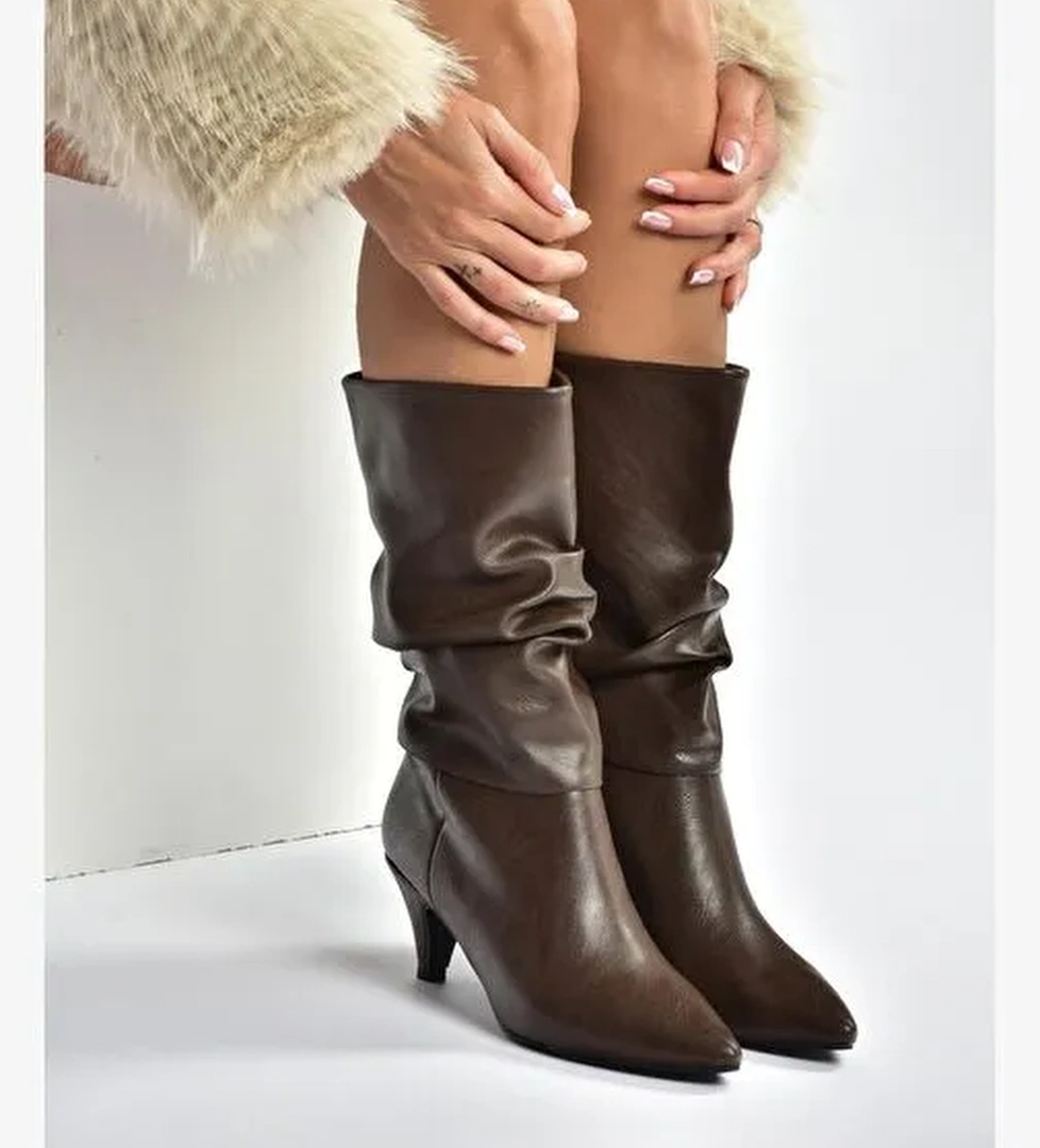 L404810609 Kahverengi Kısa Topuklu Büzgülü Kadın Bot - Görsel 1