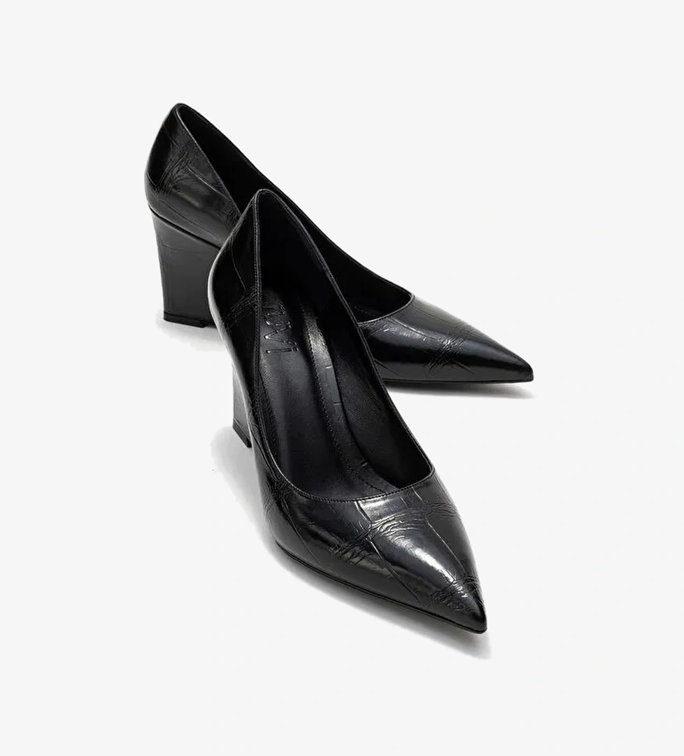 PUERA Siyah Baskı Sivri Burunlu Kadın Dolgu Topuklu Ayakkabı - Görsel 1