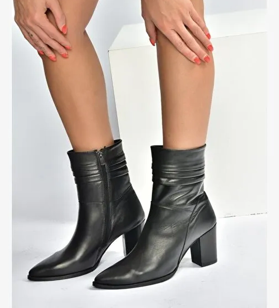 V398095103 Siyah Hakiki Deri Kalın Topuklu Kadın Bot - Görsel 1