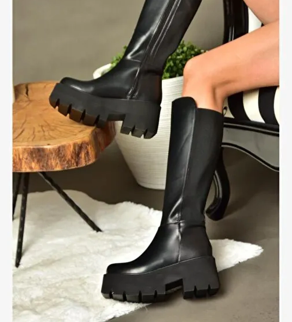 R820060709 Siyah Kalın Tabanlı Arkası Lastik Detaylı Kadın Çizme - Görsel 1