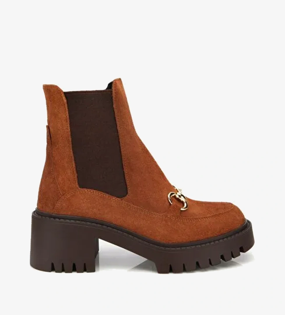 Kadın Süet Deri Taba Tokalı Lastik Detaylı Kalın Tabanlı Topuklu Bot 01BOH313200A370 - Görsel 1