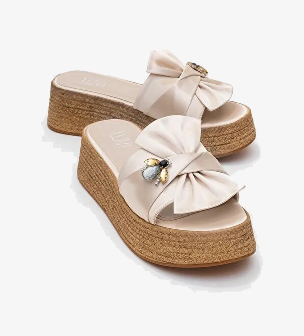 SHARA Bej Saten Fiyonklu Arı Tokalı Dolgu Tabanlı Kadın Terlik - Görsel 1