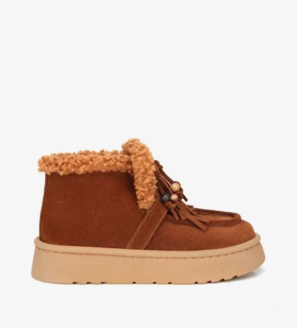 Kadın Süet Deri Taba İçi Kürklü Saçaklı Püskül Detaylı Düz Bot 01BOH316870A370 - Görsel 1