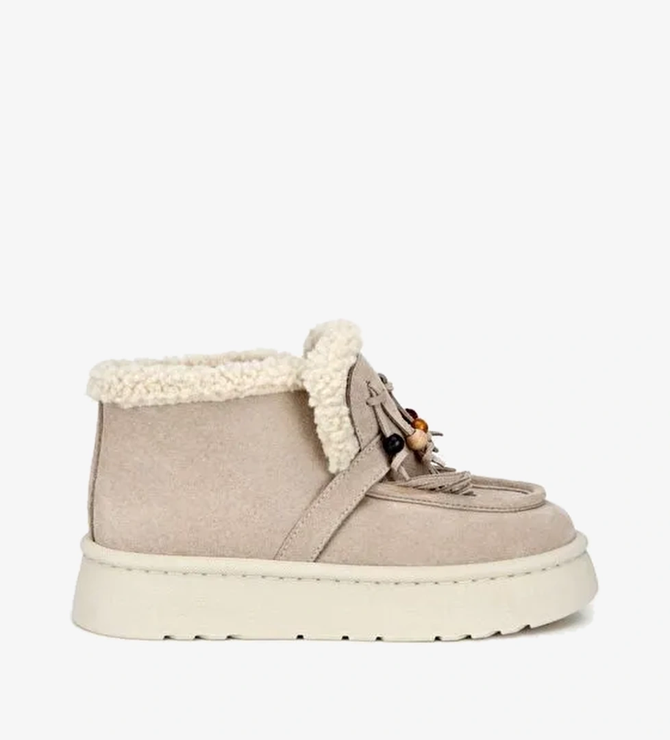 Kadın Süet Deri Bej İçi Kürklü Saçaklı Püskül Detaylı Düz Bot 01BOH316870A310 - Görsel 1