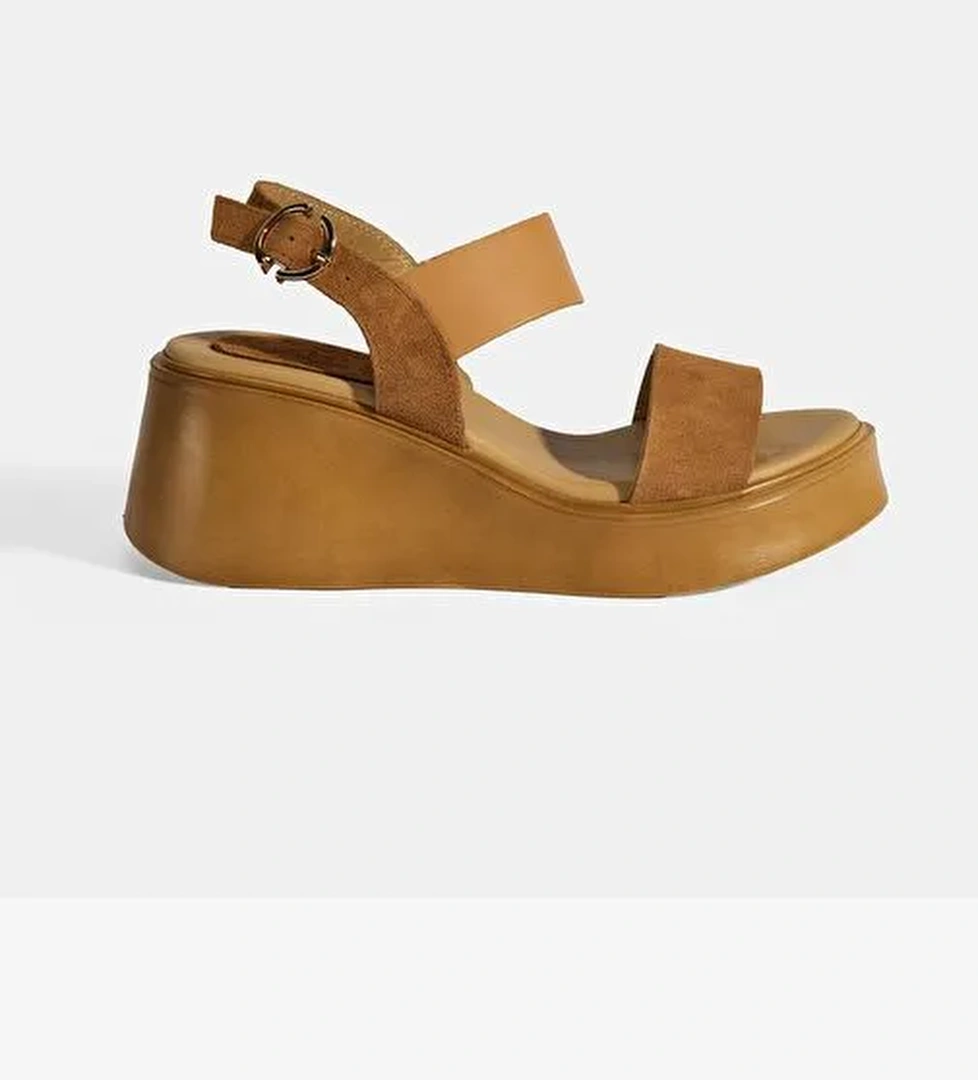 Kadın Taba Ayarlanabilir Tokalı Deri Detaylı Dolgu Topuklu Süet Sandalet - Görsel 1