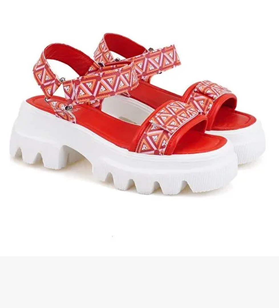 Desa Desa Kadın Kırmızı Monogram Desenli Dolgu Topuklu Sandalet Boyner'de! Kırmızı - 1. görsel