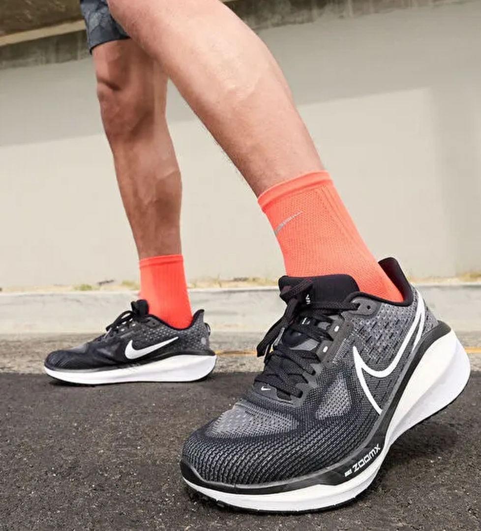 Nike Nike FB1309-004-NIKE VOMERO 17 Siyah - Gri - Gümüş Erkek Koşu Ayakkabısı model görseli