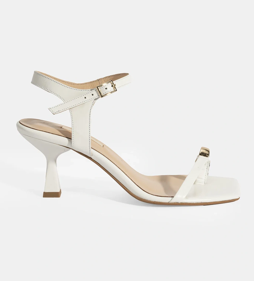 Kadın Beyaz Metal Aksesuarlı Parmak Arası Topuklu Ayakkabı