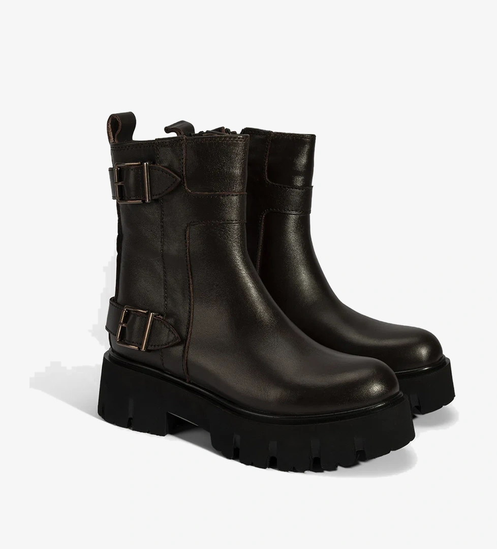 Desa Kadın Kahve Siyah Metal Tokalı Deri Bot model görseli