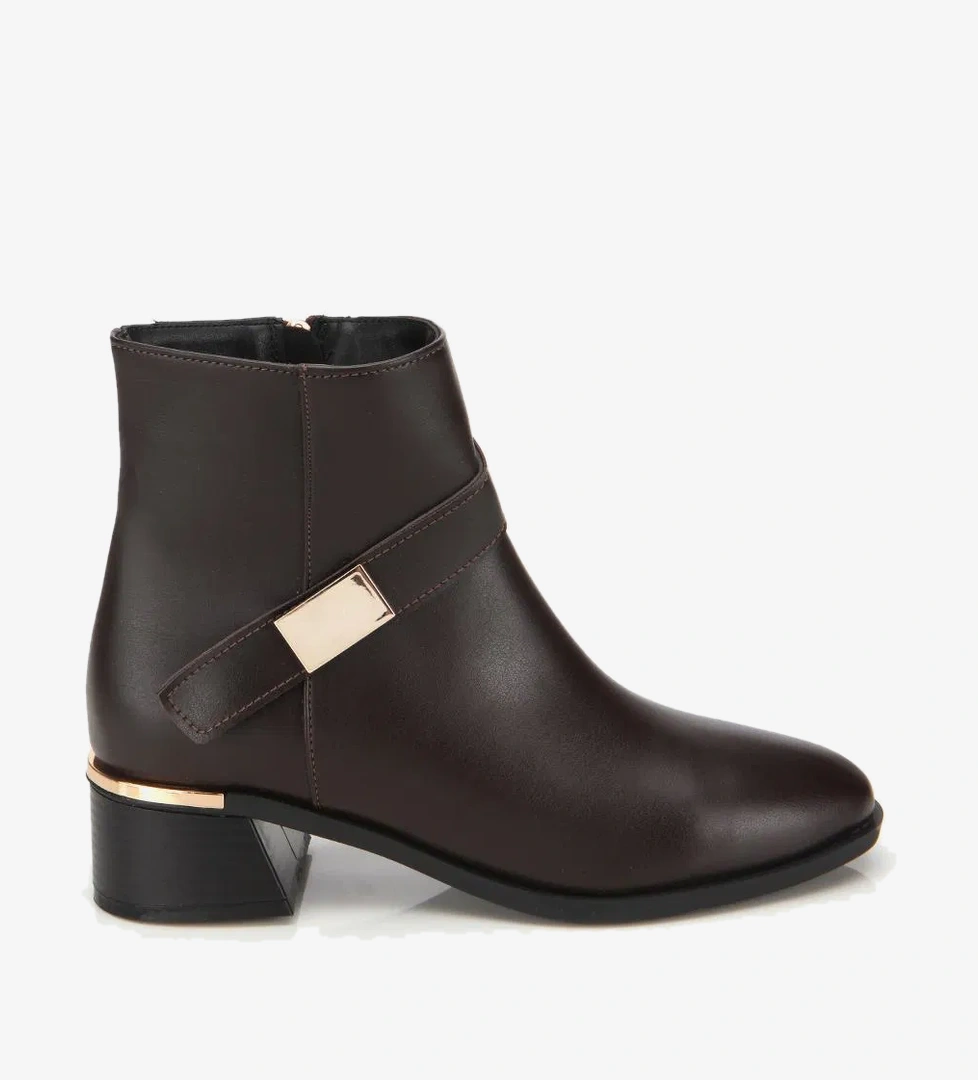 Kadın Kahverengi Metal Detaylı Bilekte Düz Bot - Görsel 1