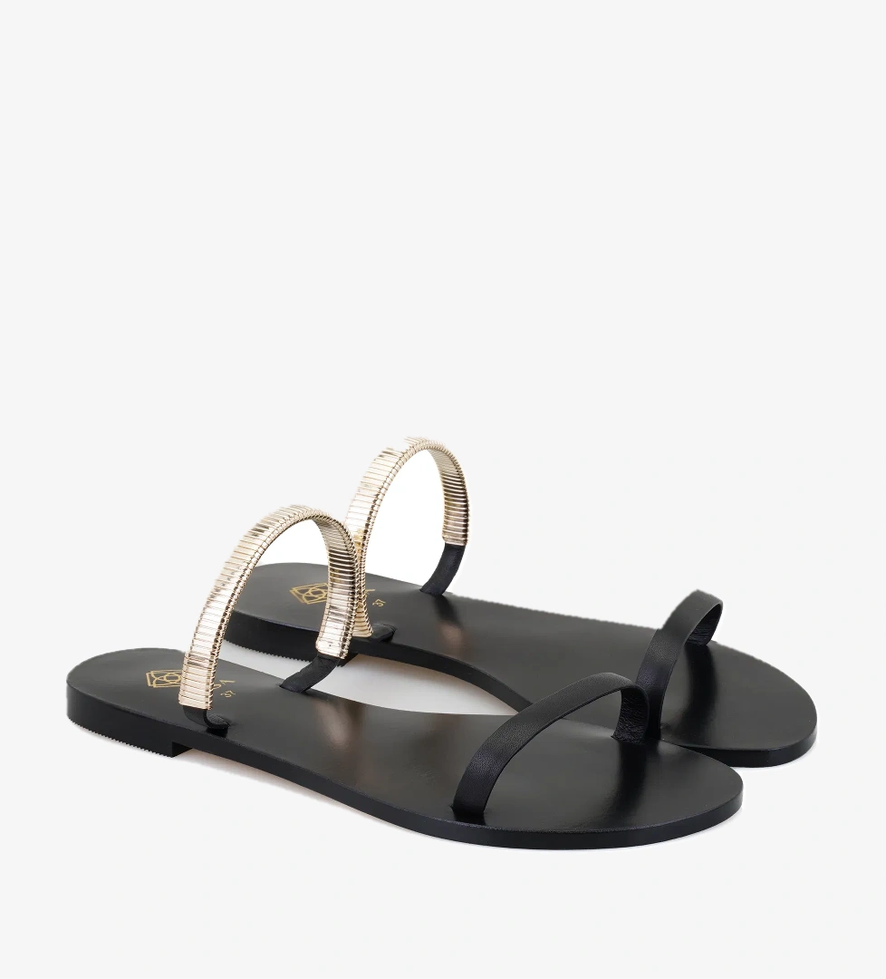 Kadın Siyah Parlak Aksesuarlı Deri Terlik