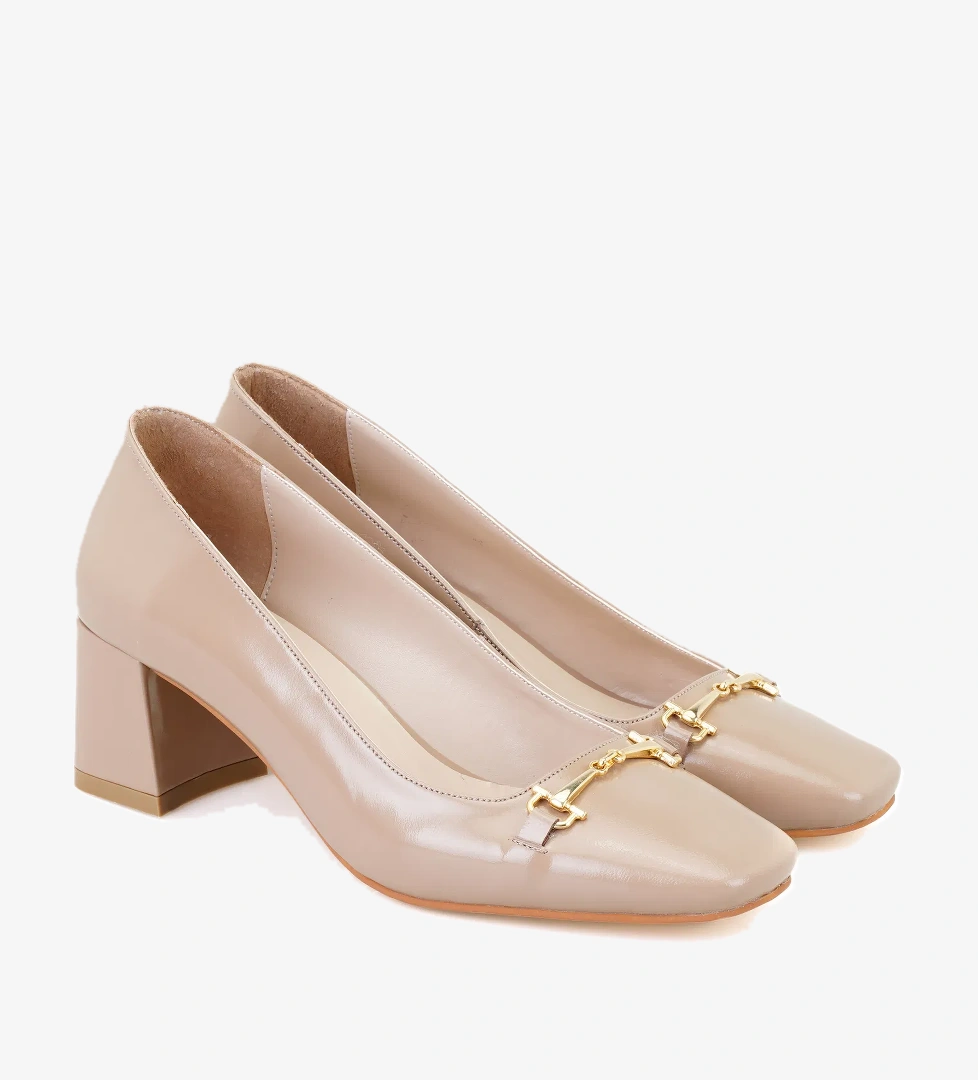 Kadın Bej Toka Aksesuarlı Topuklu Klasik Ayakkabı - Görsel 1