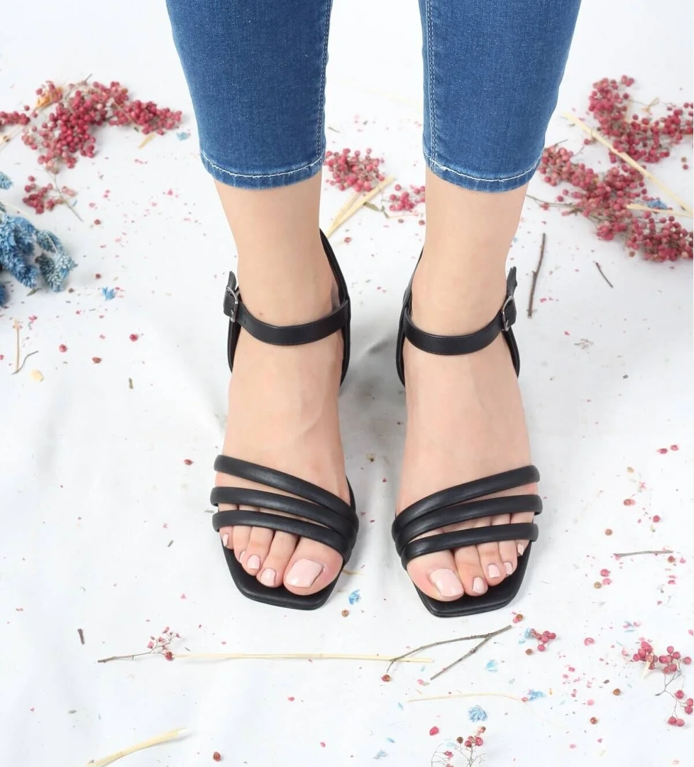 Siyah Renk Asimetrik Bantlı Topuklu Sandalet - Melodi