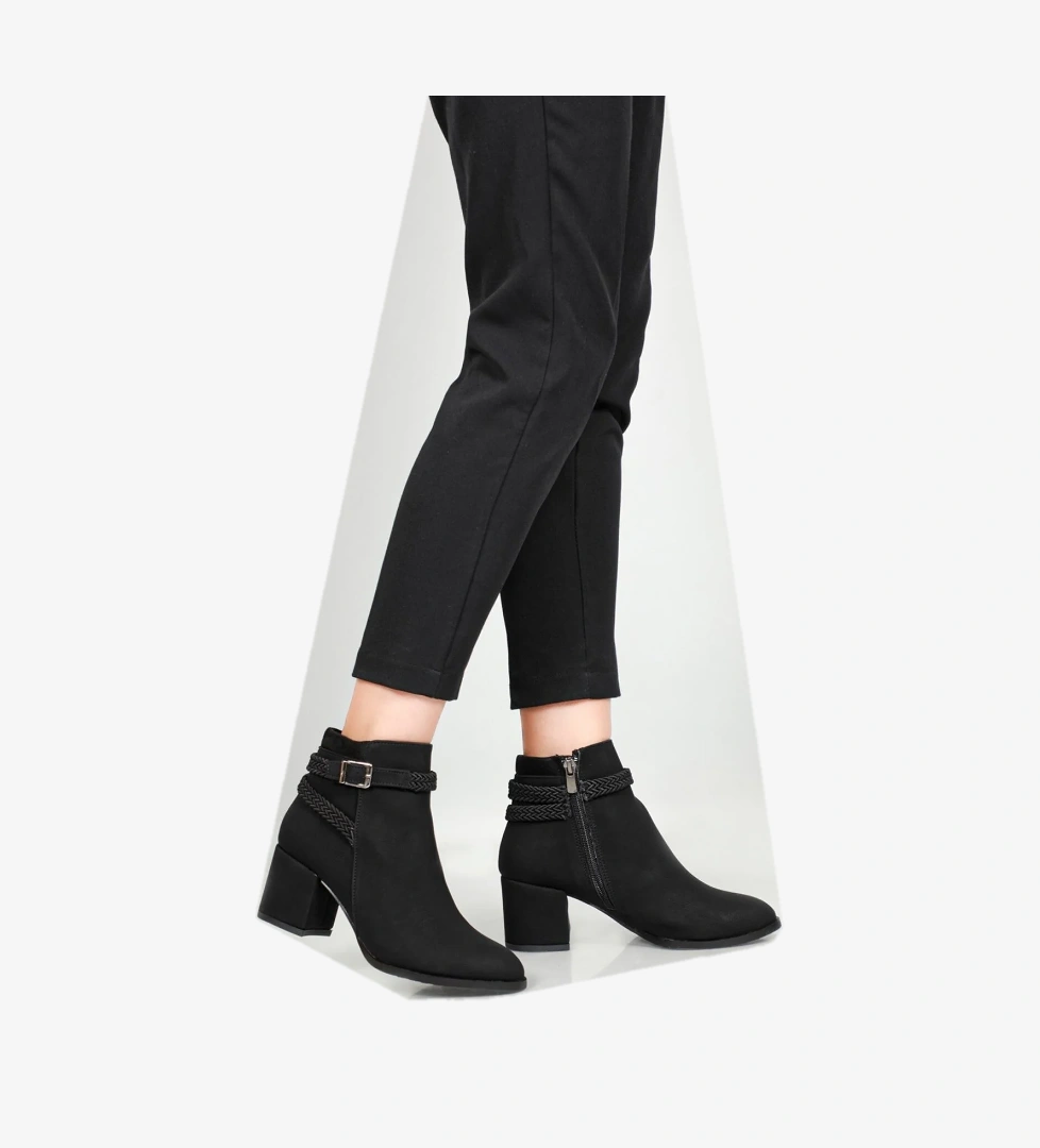 Feles Yandan Tokalı Fantazi Kadın Bot model görseli