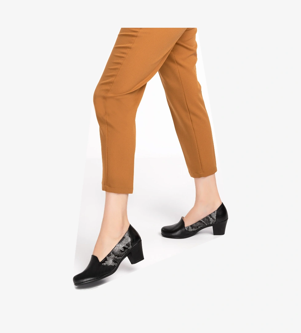 Gondol Kadın Hakiki Deri Yuvarlak Burun Yılan Detaylı Topuklu Ayakkabı vdt.155 - Görsel 1