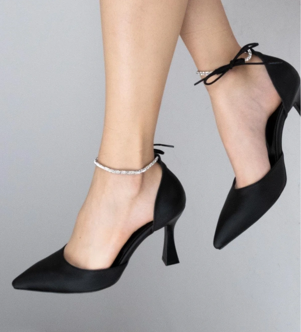 Siyah Saten Bilekten Bağlamalı Taşlı Stiletto Kadeh Topuklu Ayakkabı - Glossy