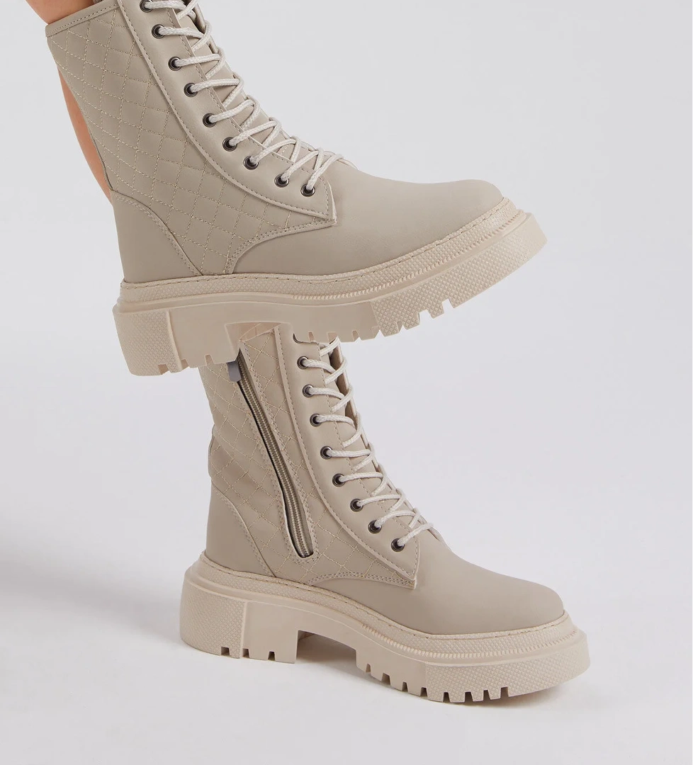 Tonny Black Kadın Siyah Süet Kalın Taban Kapitone Nakışlı Bağcıklı Ve Fermuarlı Bot model görseli