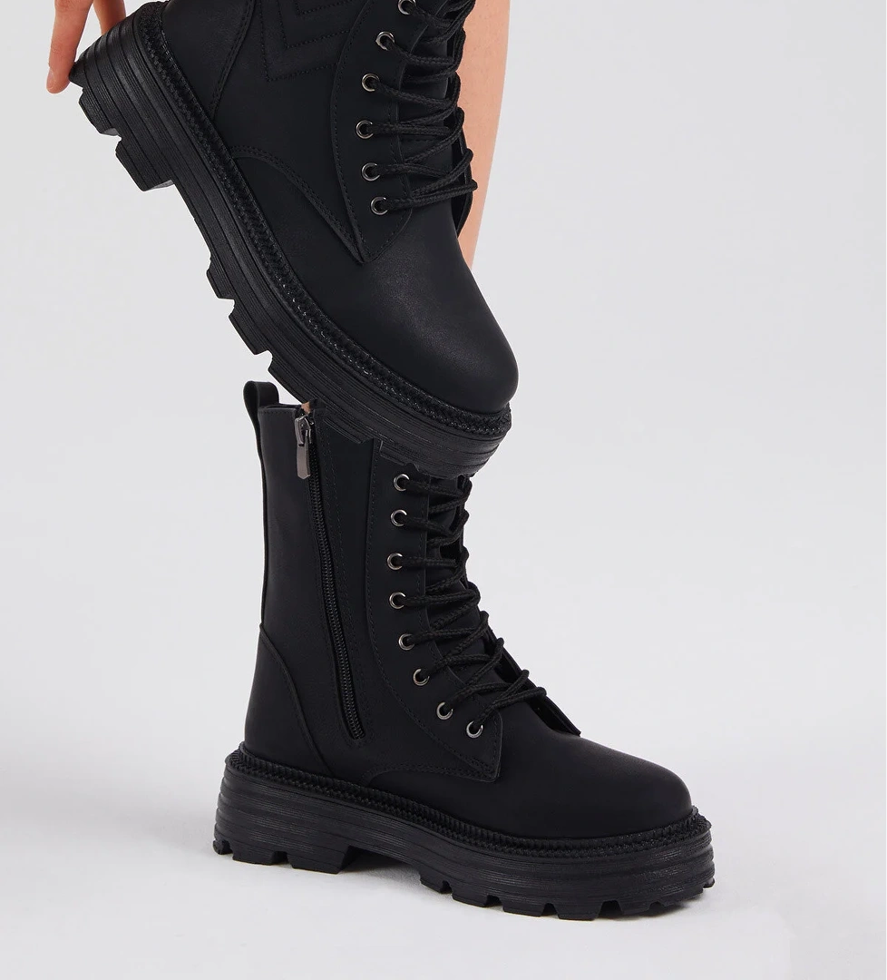 Kadın Siyah Cilt Kalın Taban Nakışlı Bağcıklı ve Fermuarlı Bot