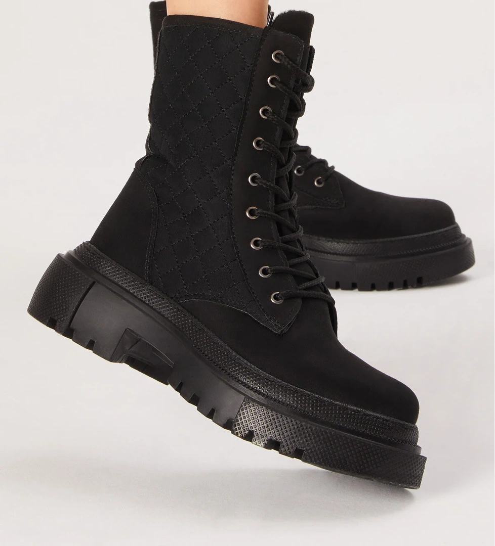 Kadın Siyah Süet Kalın Taban Kapitone Nakışlı Bağcıklı ve Fermuarlı Bot