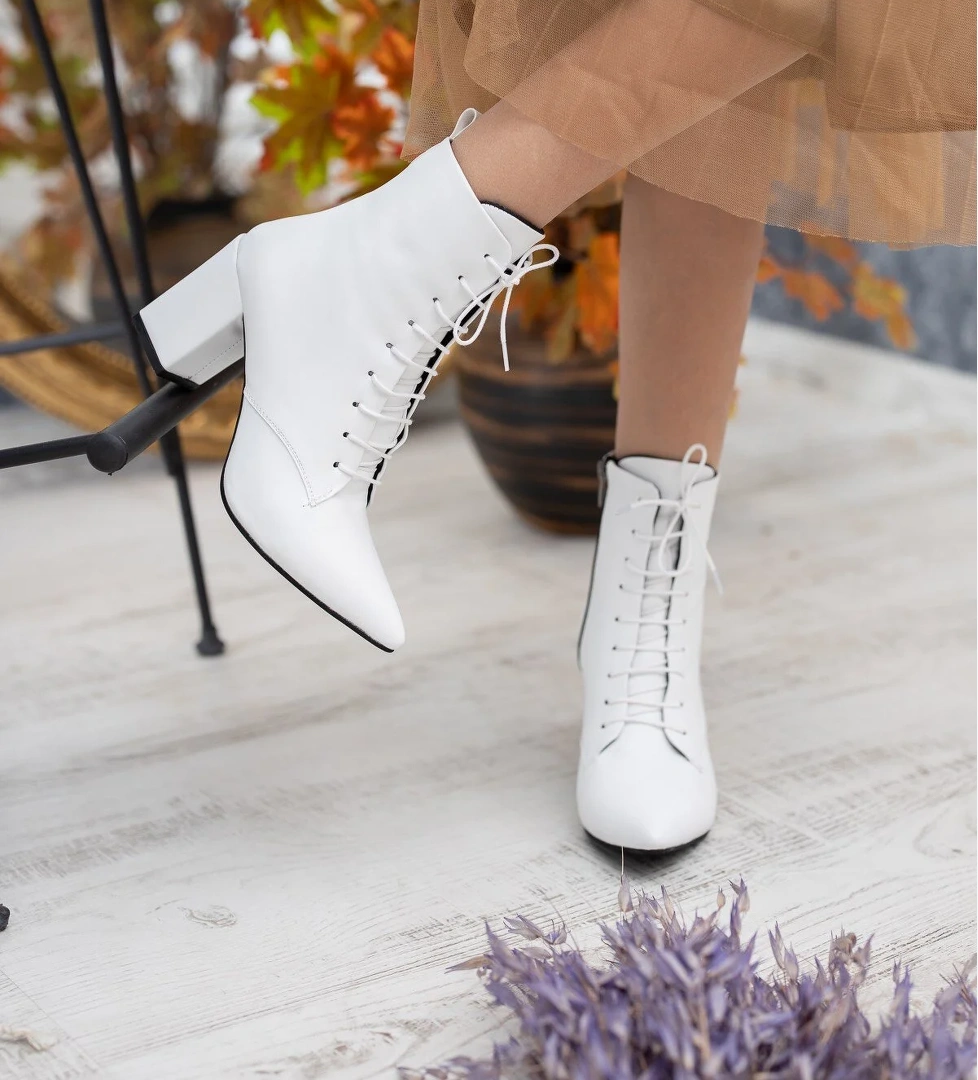 Eliz Beyaz Sivri Burun Bağcıklı Günlük Kadın Bot