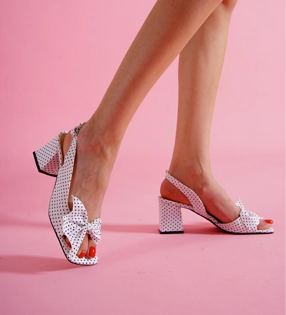 Ribbo Beyaz Puantiyeli Fiyonklu Topuklu Sandalet