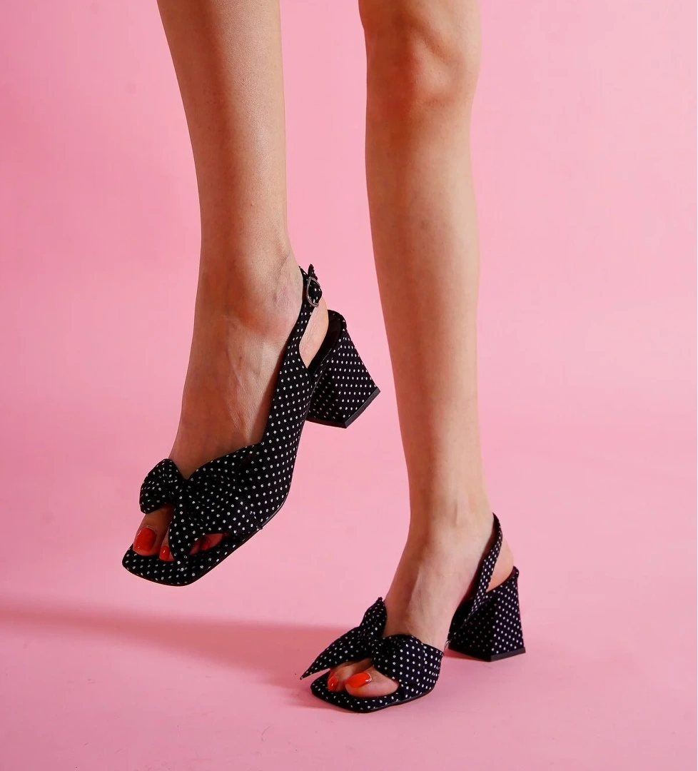 Ribbo Siyah Puantiyeli Fiyonklu Topuklu Sandalet