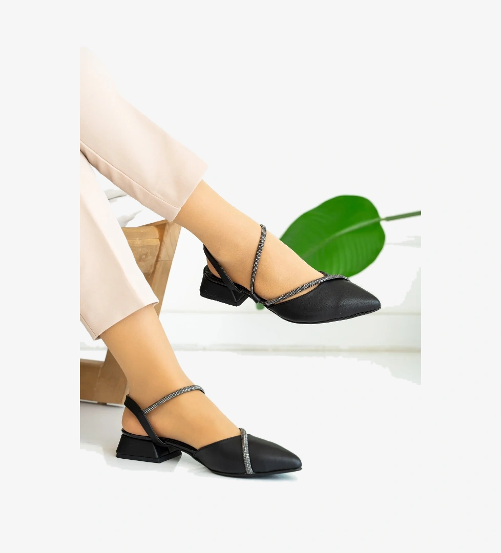 Kocamanlar Kısa Topuk Şerit Taş Detaylı Kadın Topuklu Ayakkabı model görseli