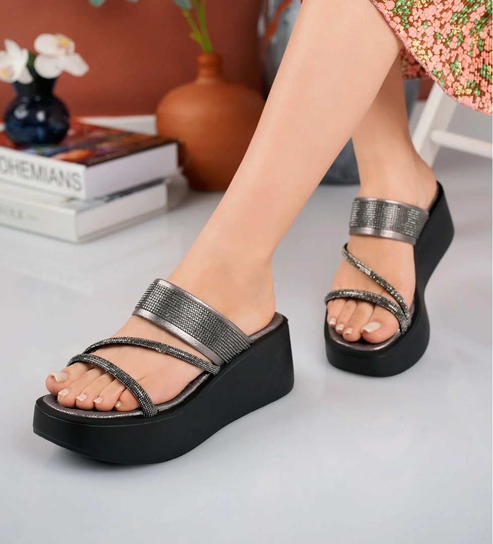 Kadın Garantili Taş Detay 6 cm Platform Günlük Yüksek Eva Taban Dolgu Topuk Terlik Platin