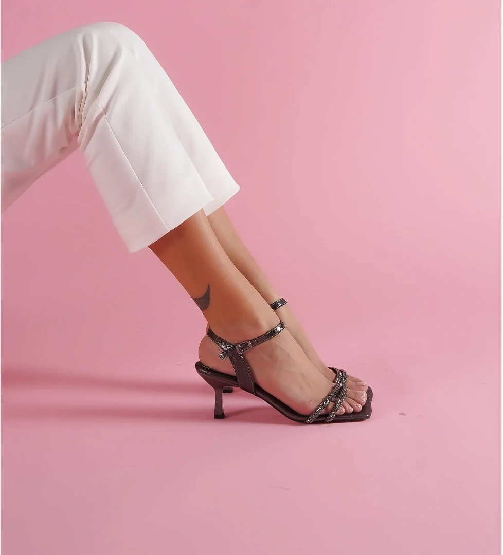 Divolya Aidan Platin Önü Taş Detaylı Günlük Kullanım Topuklu Ayakkabı model görseli