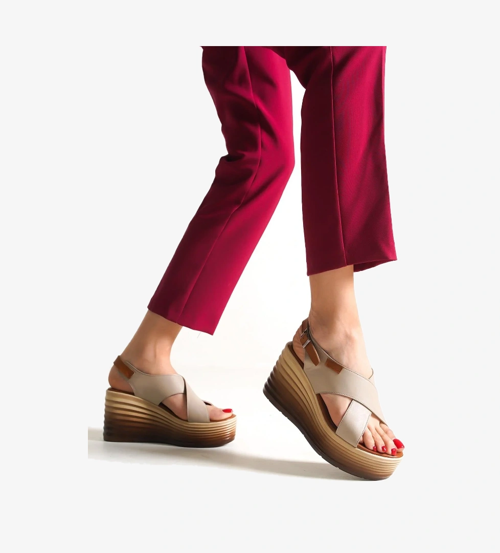 Vandes Ten Rengi Hakiki Deri Ayakkabı Dolgu Topuklu Günlük Sandalet