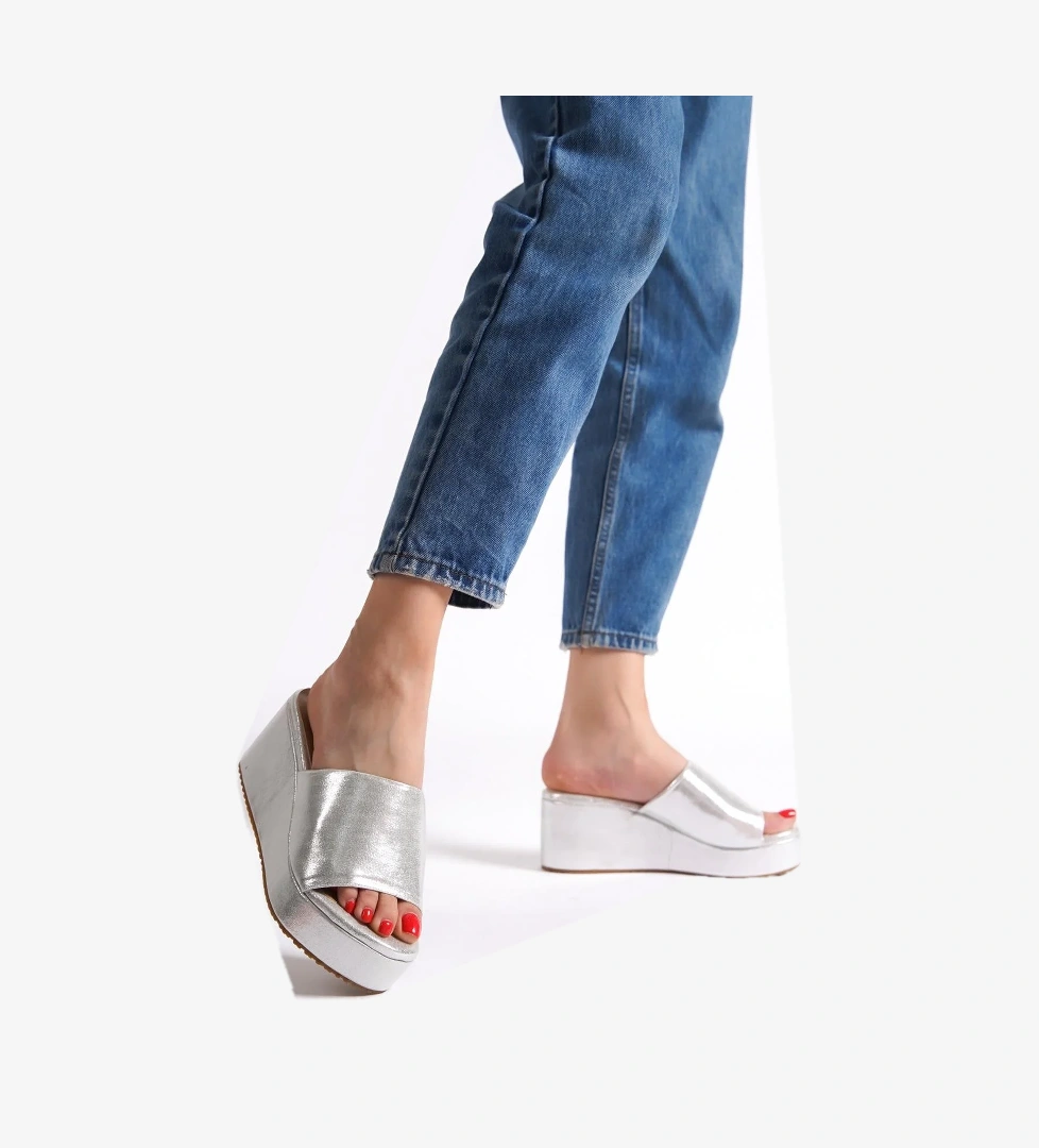 Modabuymuş Queen Siyah Gümüş Simli Dolgu Topuklu Terlik model görseli