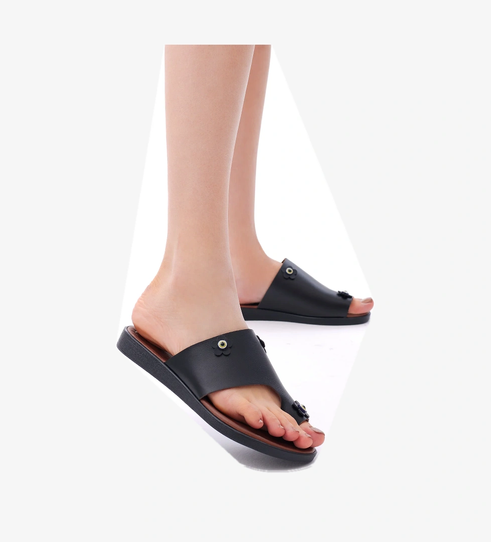 Kadın Siyah Rahat Kalıp Çiçek Aksesuarlı Parmak Arası Terlik - Görsel 1