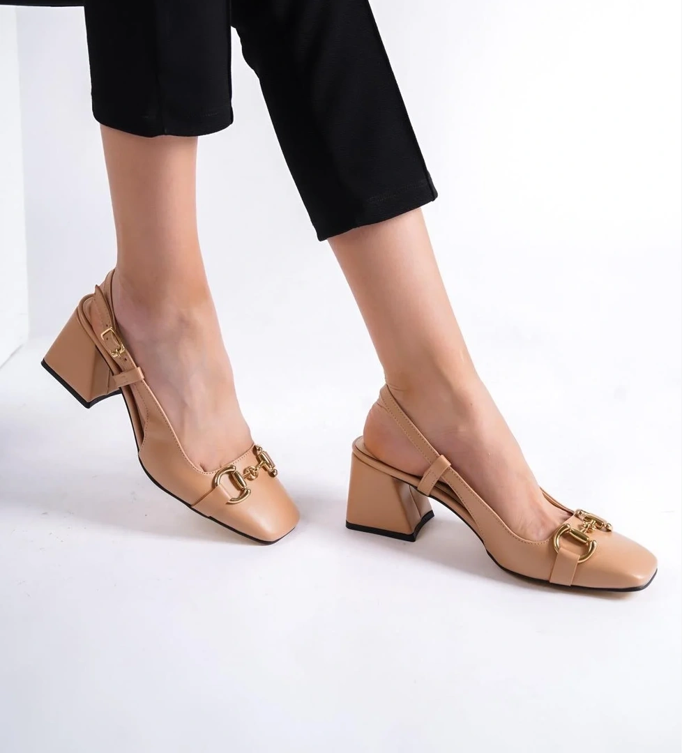 Cenova Ten Rengi Küt Burunlu Tokalı Arkası Açık Kalın Topuklu Ayakkabı