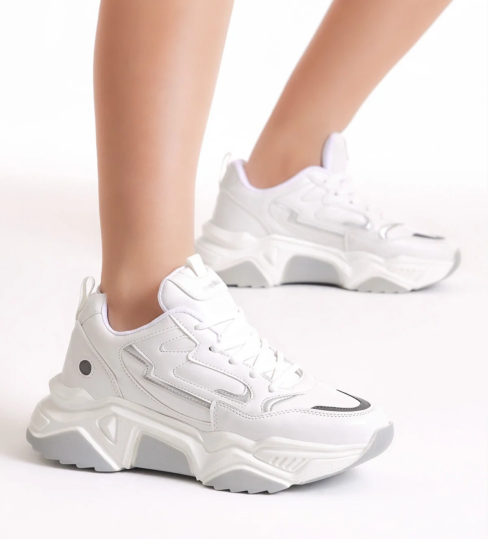 Kadın Beyaz Rahat Kalıp Yüksek Poli Taban Bağcıklı Spor Ayakkabı