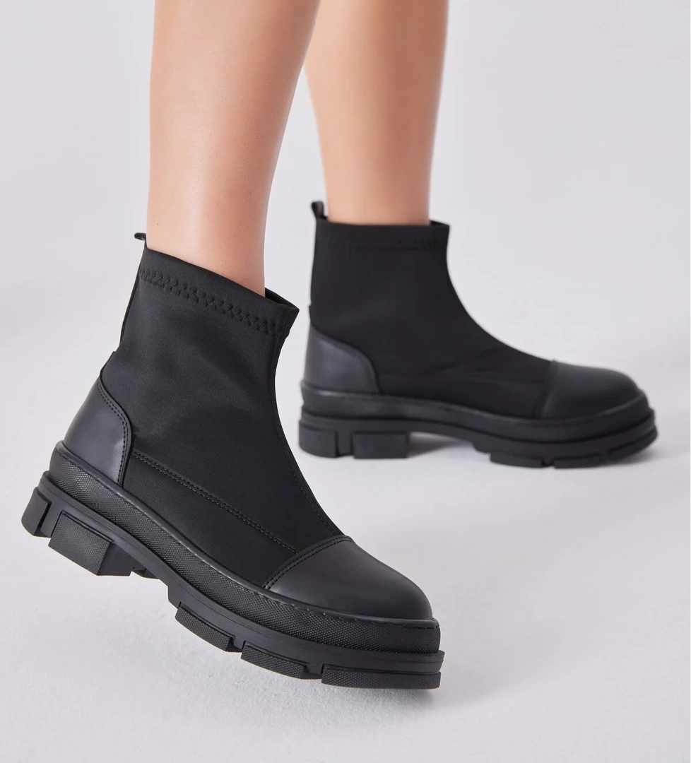 Kadın Siyah Rugan Rahat Kalıp Kısa Renkli Taban Bot