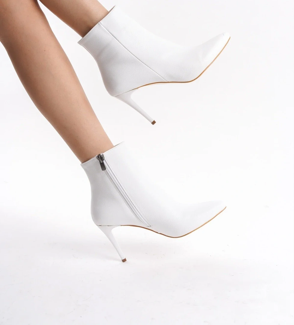 Nairobi Beyaz Mat İnce Topuklu Klasik Bot