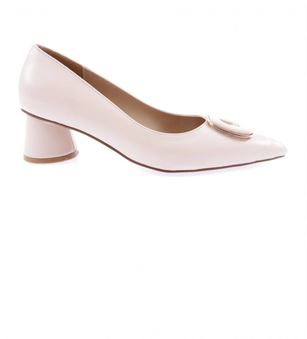 4320-23Y Kadin Metal Aksesuarli Sivri Burun Kalin Kisa Topuklu Ayakkabi