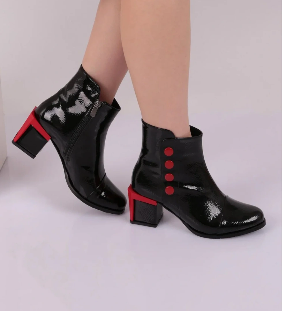 725-22K Kadin Aksesuar Detayli Topuklu Bot