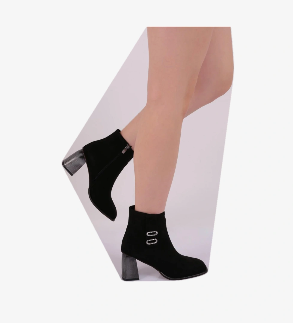 Dgn Dgn Siyah Pm161-K033 Küt Burun Aksesuarli Kalin Topuklu Kadin Bot | Flo Siyah - 1. görsel