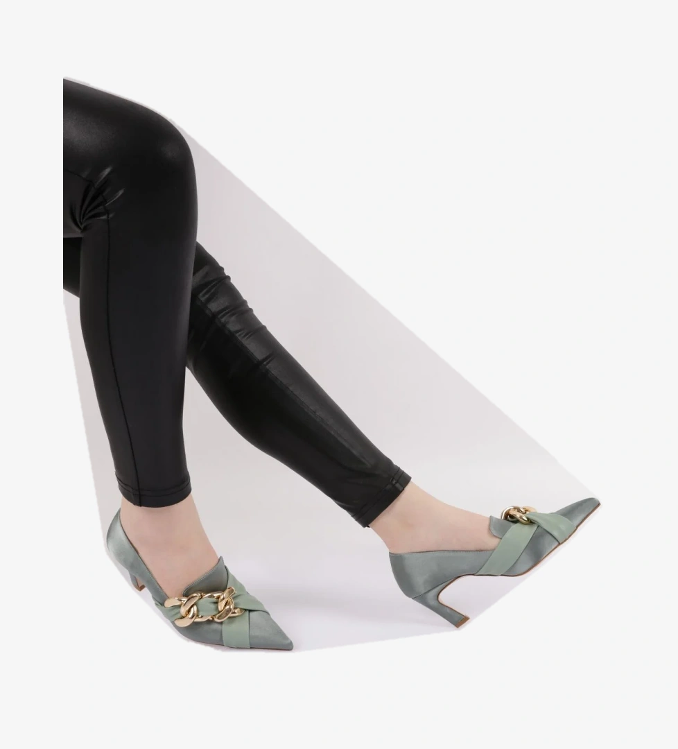 1711-22Y KADIN SİVRİ BURUN ÜSTTEN ÇAPRAZ ATMALI ZİNCİRLİ TOPUKLU AYAKKABI