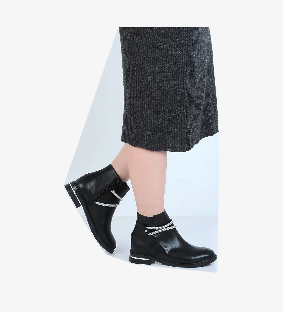 Ayakcenter 23-8015 Cilt Siyah Ayışığı Kadın Düz Kısa Bot model görseli